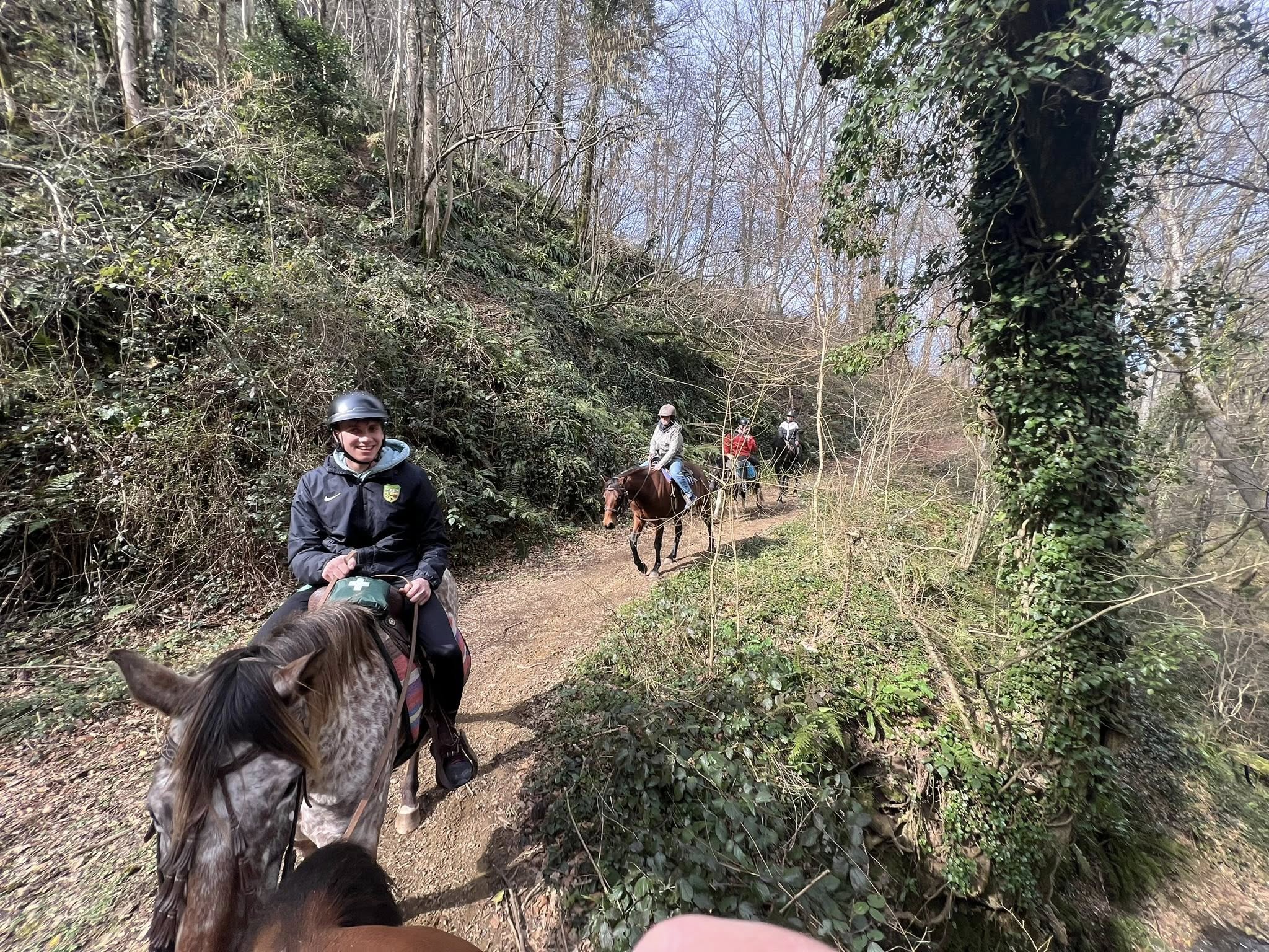 Balade à cheval au Ranch VogElEden sur les sentiers forestiers de Cammazes en pleine nature,