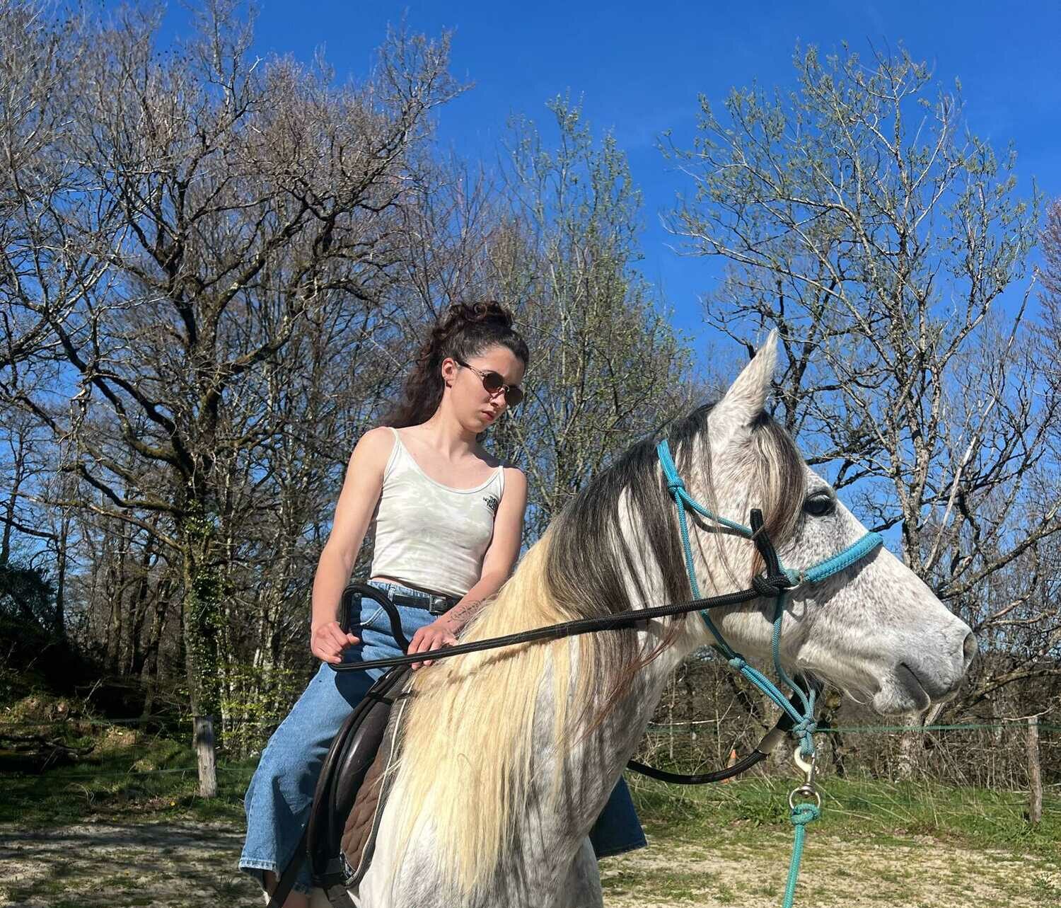Balade à cheval au Ranch VogElEden à Cammazes sous un ciel bleu, ambiance paisible en pleine nature,